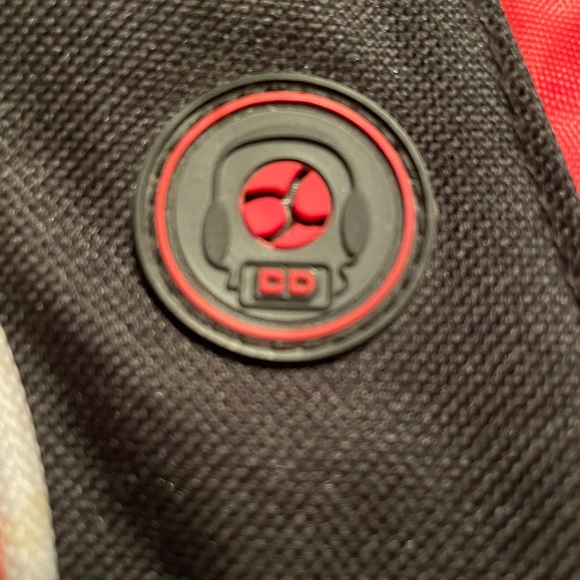 NWT Pro Sport Red & Black Back pack has headphone plug in on bag - Picture 4 of 4